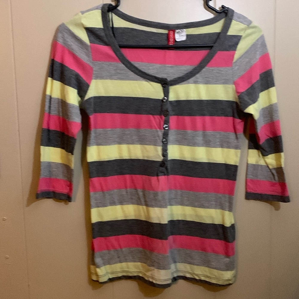 Size 4, XS women’s 3/4 sleeve t shirt with buttons, gray pink and yellow